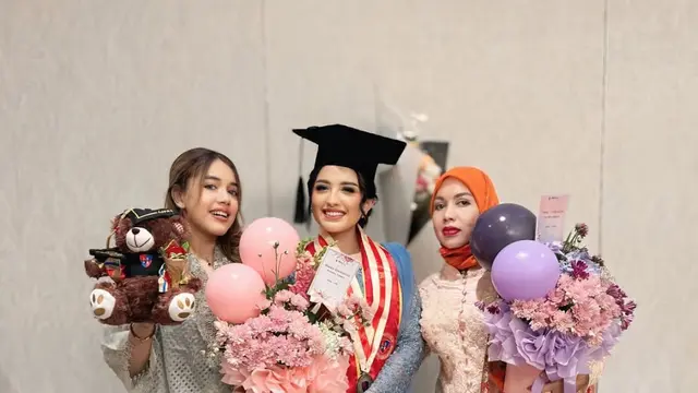 Potret Wisuda Rumi Rach