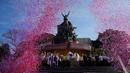 Konfeti jatuh saat upacara peringatan 37 tahun kudeta hampir tak berdarah yang dikenal sebagai revolusi "People Power" untuk menggulingkan mendiang diktator Filipina Ferdinand Marcos dari kekuasaan 20 tahun di Monumen Kekuatan Rakyat, Kota Quezon, Filipina, Sabtu (25/2/2023). Ini adalah tahun pertama menandai peristiwa tersebut di bawah pemerintahan Marcos Jr. (AP Photo/Aaron Favila)