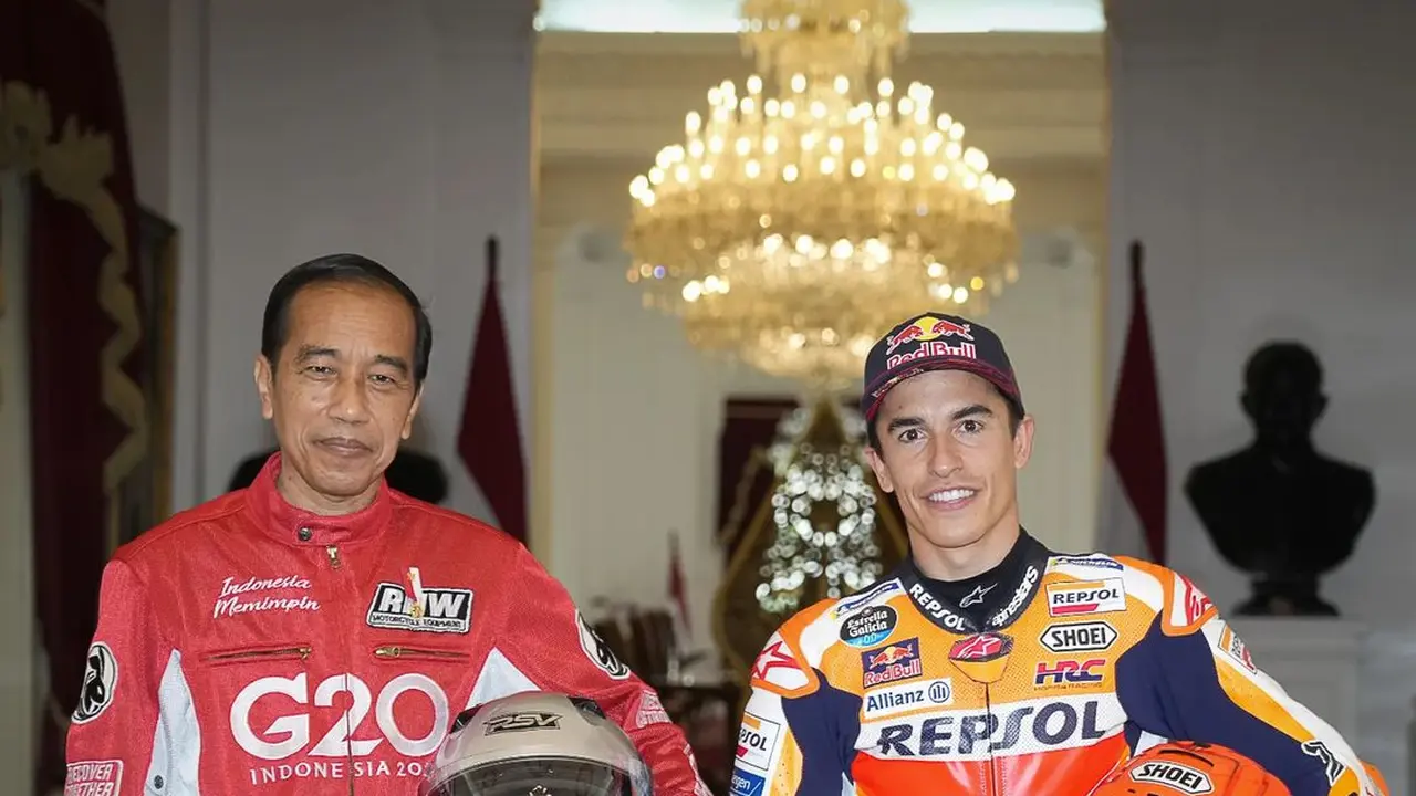 Jelang MotoGP Mandalika, Jokowi Pamer Motor Klasik dan Helm Lokal di Depan Marc Marquez