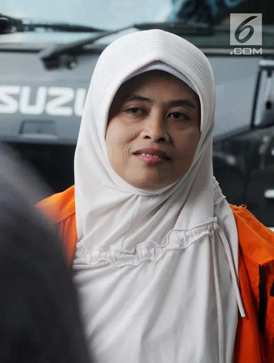 Anggota DPRD Komisi A Kabupaten Kebumen Dian Lestari saat tiba untuk menjalani pemeriksaan lanjutan di gedung KPK, Jakarta, Jumat (16/03). (Merdeka.com/Dwi Narwoko)