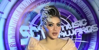 Selain menggunakan kostum Women in Black yang serba hitam di SCTV Music Awards 2016, Syahrini kembali tampil dengan kostum berbeda, yang menampilkan busana seorang ratu di dalam film Frozen.