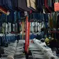 Warga memilih pakaian bekas (Thrifting) di pasar Proyek Senen, Jakarta, Selasa (12/10/2021). Akibat pandemi membuat tren thrifting menjadi alternatif pemasukan baru bagi para pedagang pakaian bekas di tengah pandemi. (merdeka.com/Imam Buhori)
