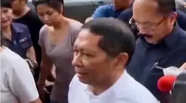 Richard Joost Lino tidak hadir pada pemanggilan penyidik KPK, hingga forum rektor di Universitas Negeri Yogyakarta.