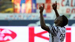 Penyerang Juventus, Moise Kean, melakukan selebrasi usai mencetak gol ke gawang Bologna pada giornata terakhir Liga Italia Serie A 2016-2017 di Stadion Renato Dall'Ara, Minggu (28/5/2017). Juventus menang 2-1. (EPA/Giorgio Benvenuti)