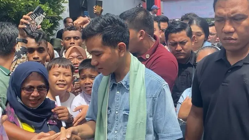 Gibran Rakabuming Raka kampanye ke Ibu Kota. Dia mengunjungi permukiman di Warakas, Jakarta Utara, Selasa (16/1/2024)