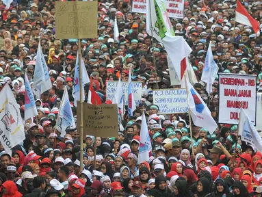 Ribuan orang yang tergabung dalam Forum Honorer Kategori 2 (FHK2I) berunjuk rasa di depan Istana Merdeka, Jakarta, Rabu (10/2). Guru honorer dari seluruh Indonesia itu menuntut Pemerintah agar mengangkat mereka sebagai PNS. (Liputan6.com/Gempur M Surya)