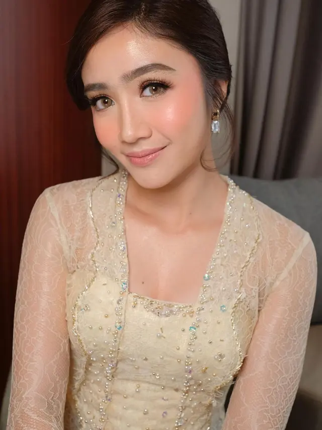 Febby Rastanty pakai kebaya putih (Instagram/febbyrastanty)