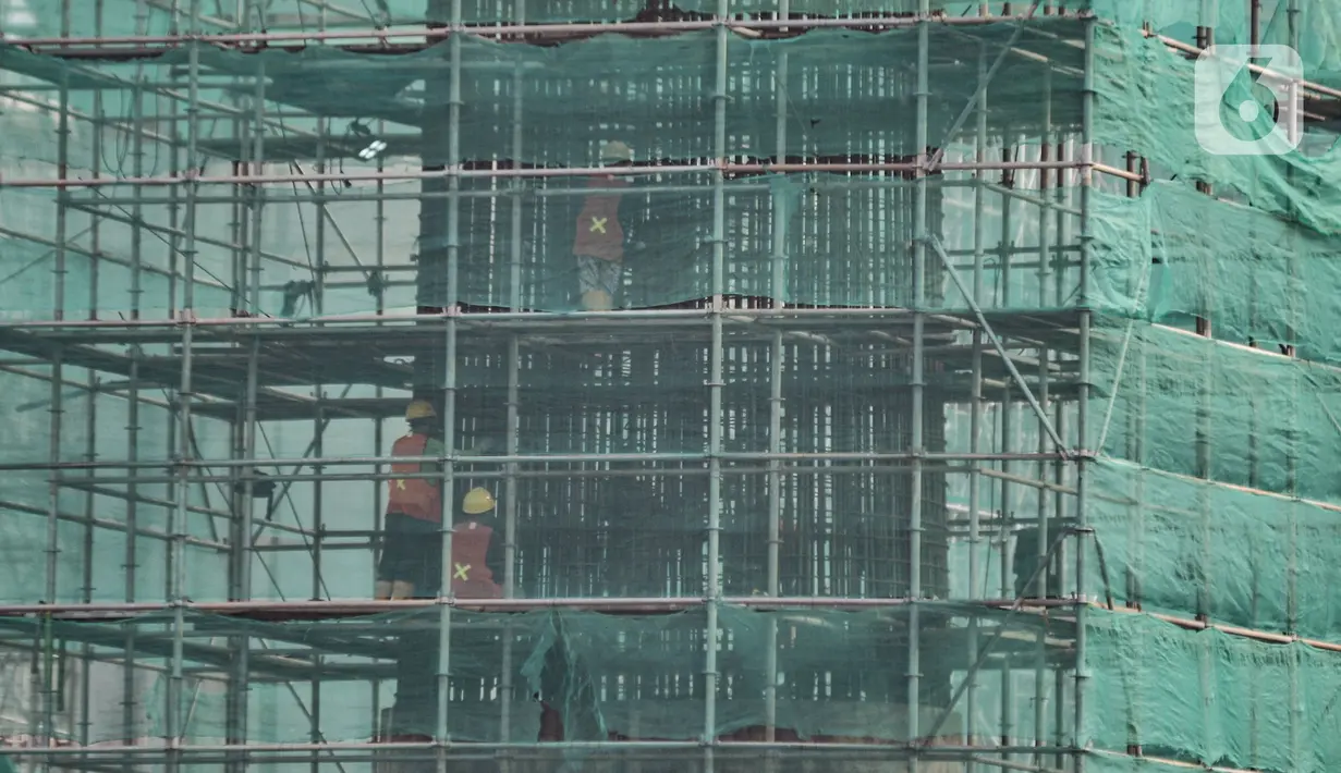 Pekerja beraktivitas menyelesaikan proyek pembangunan Kereta Cepat Jakarta-Bandung (KCJB) di kawasan Halim, Makasar, Jakarta, Rabu (2/6/2021). Stasiun Halim akan menjadi stasiun keberangkatan sekaligus kedatangan KCJB dan berakhir di Stasiun Tegalluar Bandung. (merdeka.com/Iqbal S Nugroho)