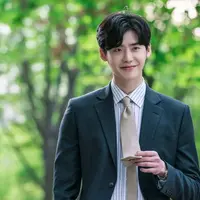 Saat awal karier, Lee Jong Suk berlatih sebagai seorang rapper dan nama panggungnya adalah Real. (Foto: Koreboo.com)