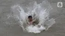 Seorang anak berenang di Sungai Ciliwung, Jakarta, Selasa (24/8/2021). Sungai Ciliwung menjadi tempat alternatif untuk bermain di kala pandemi karena ditutupnya ruang-ruang bermain atau taman kota, dan juga karena kurangnya ruang bermain bagi anak-anak. (Liputan6.com/Johan Tallo)