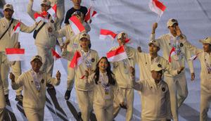 Capaian ini menempatkan Indonesia di posisi dua klasemen akhir SEA Games 2025 Thailand. Tampak dalam foto, perwakilan atlet Indonesia saat mengikuti parade upacara penutupan SEA Games 2025 di Rajamangala Stadium, Bangkok, Thailand, Sabtu (20/12/2025). (Bola.com/Bagaskara Lazuardi)