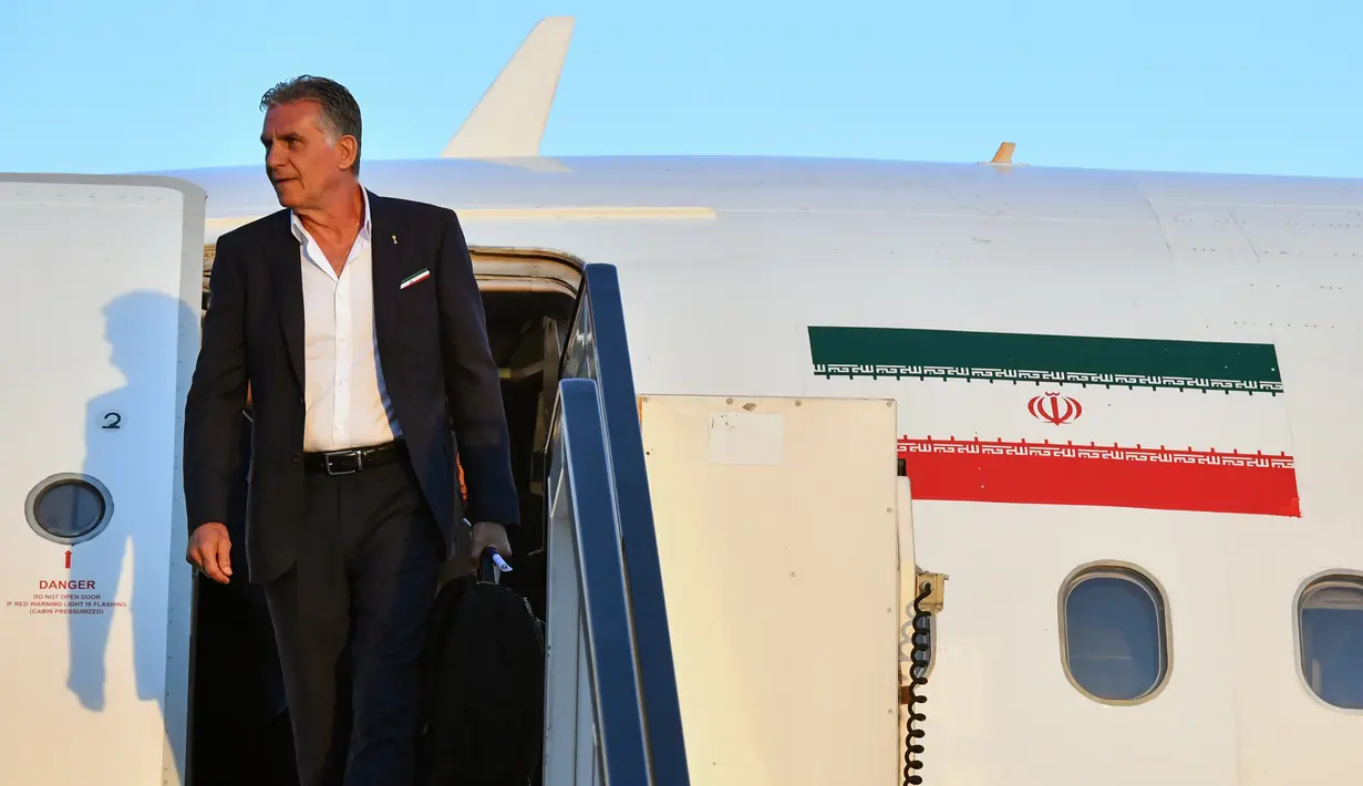 Pelatih Tim nasional (Timnas) Iran, Carlos Queiroz turun dari pesawat setibanya di bandara internasional Vnukovo, Moskow, Selasa (5/6). Iran merupakan wakil Asia pertama yang menyegel tiket putaran final Piala Dunia 2018. (AFP/Yuri KADOBNOV)
