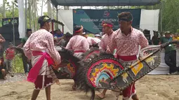 Sebuah pagelaran seni menyambut peresmian Jembatan Asa ke-4 pemirsa SCTV di Desa Blayu, Jawa Timur, Minggu (8/11/2015). Warga kini dapat menyeberang dengan leluasa dan tidak perlu lagi meniti jembatan bambu yang sudah usang. (Foto: Doni Arianto)