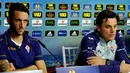 Pelatih Fiorentina, Vicenzo Montella yang didampingi pemainnya menggelar konferensi pers jelang pertandingan melawan Dynamo Kiev pada leg ke-2 perempatfinal European League, Kamis (23/4/2015). (AFP)