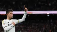 Gelandang Real Madrid, Arda Guler, berhasil menyumbangkan satu gol saat timnya menang 4-0 atas Celta Vigo pada laga pekan ke-28 La Liga di Santiago Bernabeu, Senin (11/3/2024) dini hari WIB. (AFP/Pierre-Philippe MARCOU)