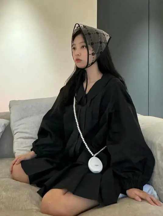 Jennie Blackpink tampil dengan syal segitiga di kepalanya. Syalnya transparan dengan motif bunga hitam. [@jennierubyjane]