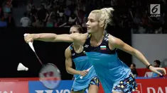 Pasangan Bulgaria, Gabriela Stoeva/Stefani Stoeva saat melawan wakil  Indonesia, Greysia Polii/Apriyani Rahayu pada laga Indonesia Masters 2019 di Istora Senayan, Jakarta, Rabu (23/1). Stoeva bersaudara takluk dari Indonesia. (Bola.com/M Iqbal Ichsan)