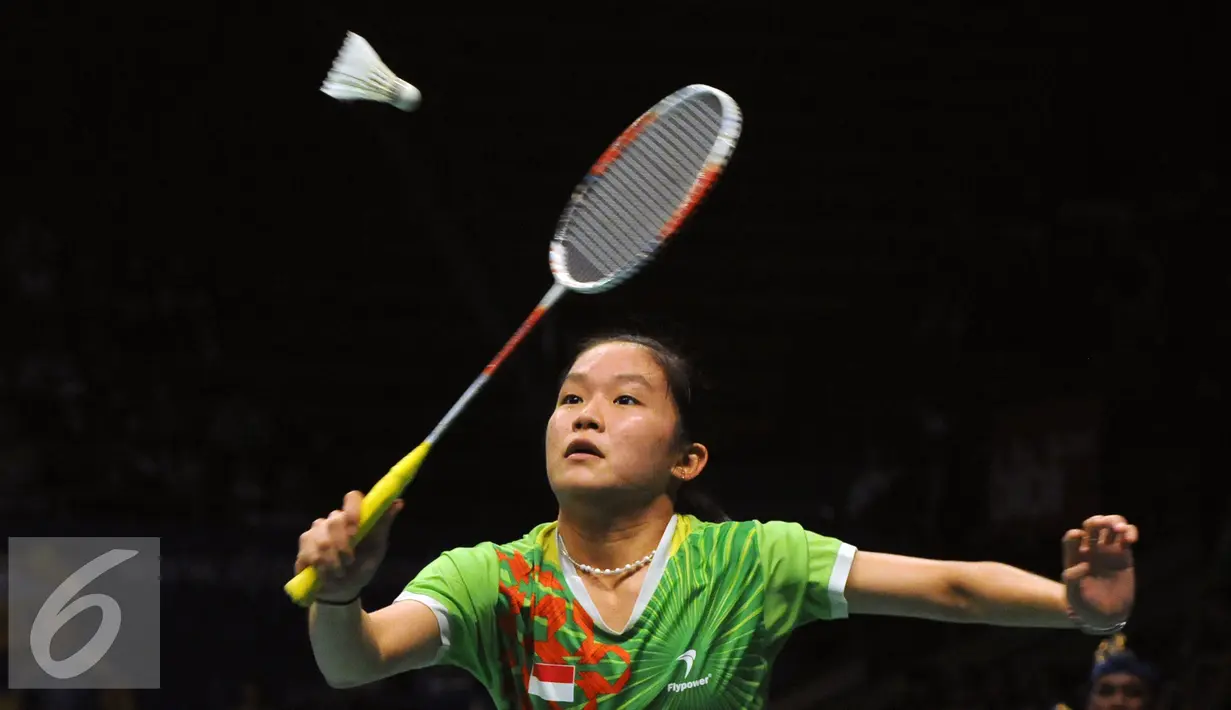 Pebulutangkis muda Indonesia dari klub Jaya Raya, Ruselli Hartawan mengembalikan bola ke Li Xuerui (Tiongkok) di BCA Indonesia Open di Istora Senayan Jakarta, Selasa (31/5). Ruselli kalah 21-16, 8-21. 11-21. (Liputan6.com/Helmi Fithriansyah)