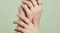 8 Model Cincin Emas Tipis yang Tidak Terlihat Murahan: Elegansi Abadi untuk Gaya Harian