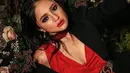 Seperti pemotretan terbarunya yang ia unggah di Instagram miliknya ini. Gunakan gaun merah dengan outer hitam, Marshanda tampil garang dengan makeup tebal serta polesan merah di bibirnya. (Liputan6.com/IG/@marshanda99)