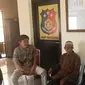 Mbah Tarman, penjual pentol keliling saat dimintai keterangan polisi di Mapolsek Jepon. (Liputan6.com/Ahmad Adirin)