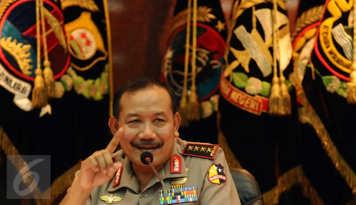 Kapolri, Jenderal Pol Badrodin Haiti (tengah) memberikan keterangan terkait pengungkapan kasus teror Jakarta di Mabes Polri, Jakarta, Jumat (22/1/2016). Kapolri mengungkap barang bukti hasil pengembangan kasus teror. (Liputan6.com/Helmi Fithriansyah)