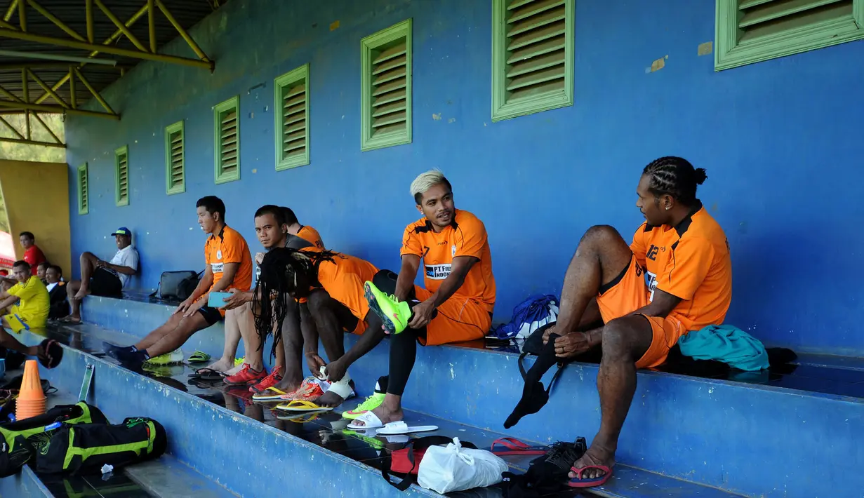 Sejumlah pemain Persipura bersiap melakukan latihan di Lapangan C Senayan, Jakarta, Selasa (5/5/2015). Latihan tersebut merupakan persiapan jelang AFC 2015 di Bengaluru, India, 12 Mei mendatang. (Liputan6.com/Helmi Fithriansyah)