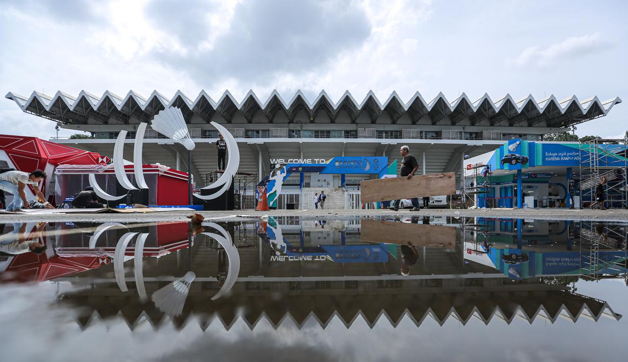 Dari kubu tuan rumah, Indonesia menurunkan kekuatan terbaiknya, mulai dari Jonatan Christie, Putri Kusuma Wardani, hingga sektor ganda yang diisi Fajar Alfian/Muhammad Shohibul Fikri. Tampak dalam foto, aktivitas pekerja jelang perhelatan Indonesia Masters 2026 di Istora, Kompleks Gelora Bung Karno (GBK), Senayan, Jakarta, Senin (19/1/2026). (Bola.com/Bagaskara Lazuardi)