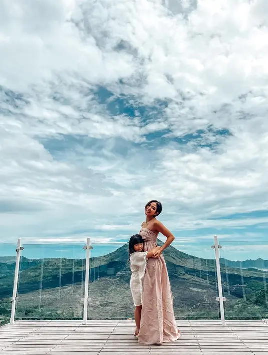 Belum lama ini, keduanya melakukan tropical vacation dengan parade dress menggemaskan (Foto: Instagram @gisel_la)