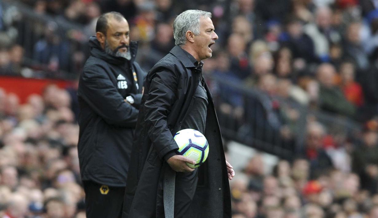 Pelatih Manchester United, Jose Mourinho, saat pertandingan melawan Wolverhampton Wanderers pada laga Premier League di Stadion Old Trafford, Sabtu (22/9/2018). Manchester United ditahan 1-1 oleh Wolverhampton. (AP/Rui Vieira)