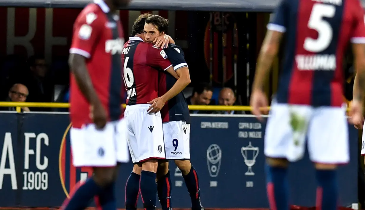 Pemain Bologna, Simone Verdi (3kanan) menerima pelukan hangat dari rekannya usai mencetak gol ke gawang Inter Milanpada lanjutan Serie A di The Dall' Ara Comunal Stadium, Bologna, (19/9/2017). Inter bermain imbang 1-1 lawan Bologna. (AFP/Andreas Solaro)