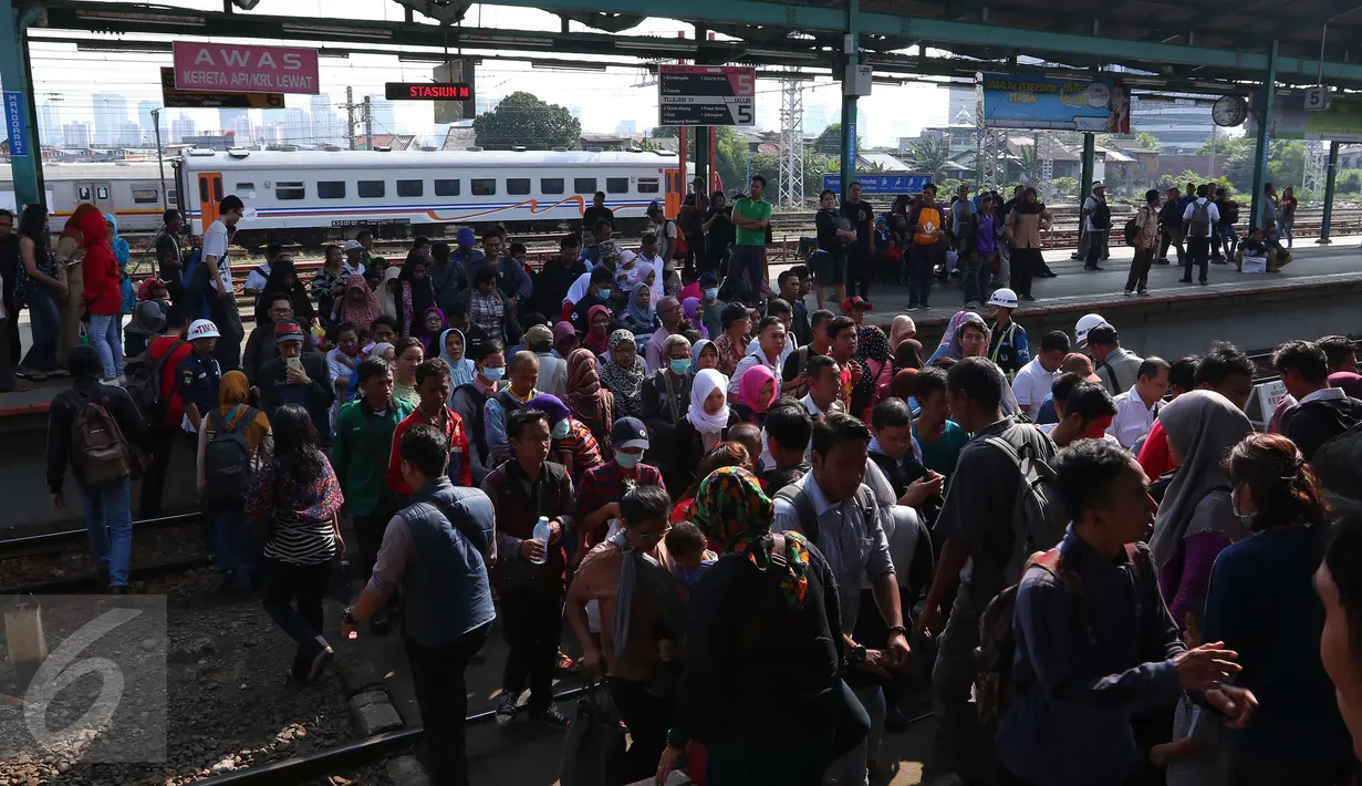 Aktifitas penumpang di stasiun Manggarai, Jakarta, Rabu (9/8). Penumpang KRL meningkat diakibatkan diberlakukannya sistem baru pelat nomor ganjil-genap kendaraan. (Liputan6.com/Angga Yuniar)