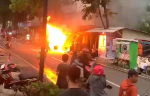 Insiden kebakaran menghanguskan dua kios bensin eceran di Kampung Cimuncang, Kabupaten Sukabumi, Rabu (15/4/2026) sore. (Liputan6.com/Fira Syahrin)