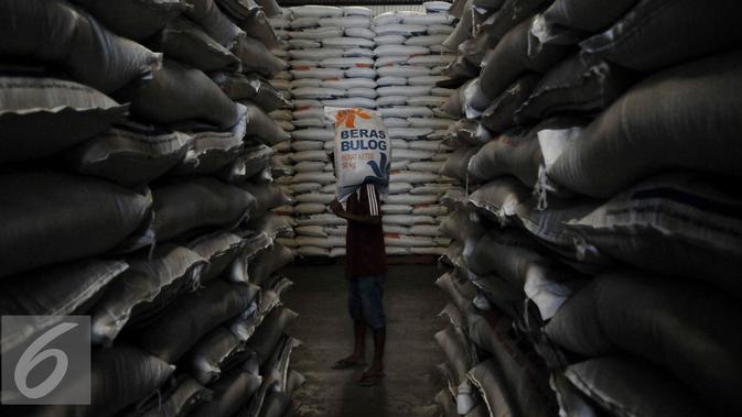 Pekerja memanggul karung Beras milik Badan Urusan Logistik (Bulog) di Gudang Bulog kawasan Kelapa Gading, Jakarta Utara, Selasa (7/6). Bulog memiliki stok beras sebanyak 2,1 juta ton. (Liputan6.com/Johan Tallo)