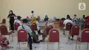Suasana vaksinasi Covid-19 warga khusus DKI 18 tahun ke atas di Gelanggang Olahraga, Pengadegan, Jakarta, Kamis (10/6/2021). Kementerian kesehatan memberikan ijin kepada Pemrov DKI Jakarta resmi menggelar vaksin covid-19 untuk kelompok masyarakat 18 tahun ke atas. (merdeka.com/Imam Buhori)