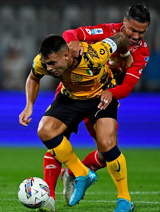 Tampil dominan sejak menit awal pertandingan, Inter Milan gagal mencetak gol hingga babak pertama usai. (Gabriel BOUYS/AFP)
