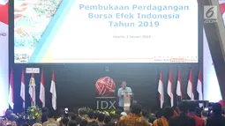 Menko Bidang Perekonomian, Darmin Nasution memberi sambutan saat membuka perdagangan saham perdana 2019 di Gedung BEI, Jakarta, Rabu (2/1). IHSG menguat 10,4 poin atau 0,16 persen ke 6.204 pada pembukaan perdagangan saham 2019. (Liputan6.com/Angga Yuniar)
