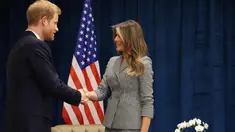Pangeran Harry bersalaman dengan Ibu Negara AS, Melania Trump saat bertemu untuk pertama kalinya jelang pembukaan Invictus Games 2017 di Toronto, Kanada (23/9). (Chris Jackson/Getty Images for the Invictus Games Foundation /AFP)