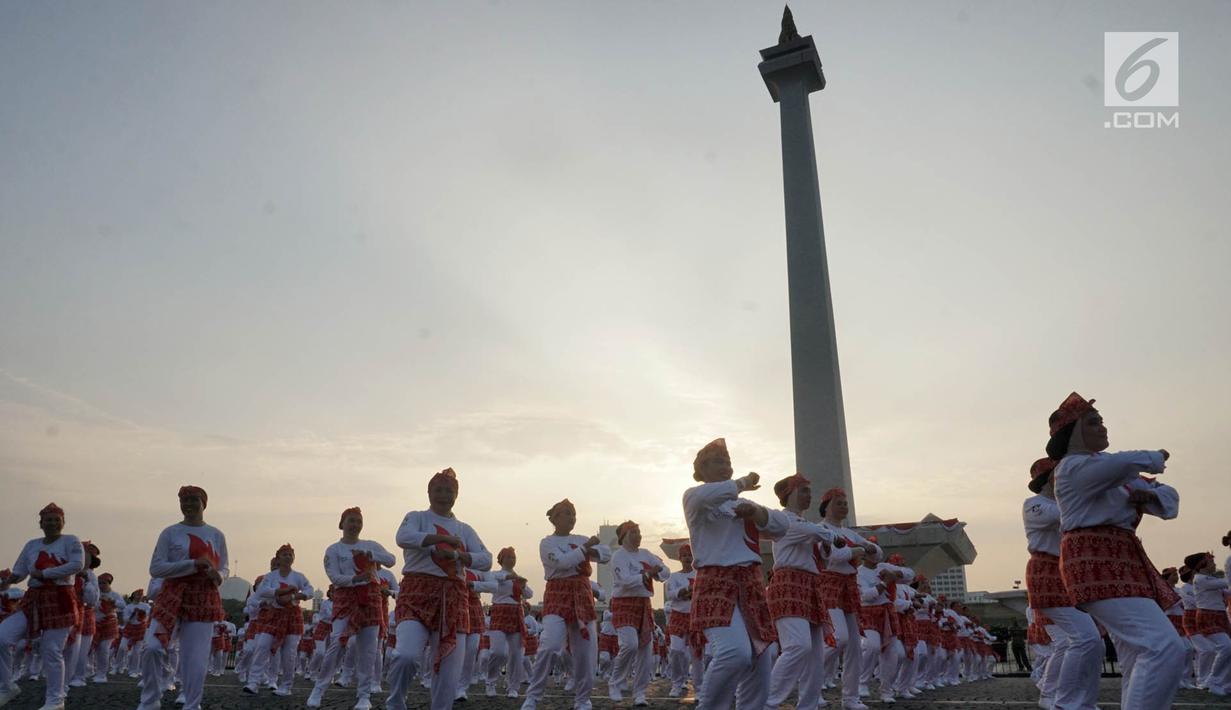 Ribuan peserta menari Poco-Poco dalam rangka memecahkan rekor Guinness World Records di Lapangan Monas, Jakarta, Minggu (5/8). Sebanyak 61 ribu orang dari berbagai golongan berpartisipasi memecahkan rekor menari Poco-Poco. (Merdeka.com/Iqbal S. Nugroho)