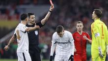 Wasit asal Jerman Harm Osmers memberikan kartu merah kepada kiper Bayern Munchen asal Jerman #01, Manuel Neuer, selama pertandingan babak 16 besar Piala Jerman (DFB Pokal) FC Bayern Munchen vs Bayer Leverkusen di Munich, Jerman selatan, Rabu dini hari WIB (4/12/2024). (Michaela STACHE/AFP)