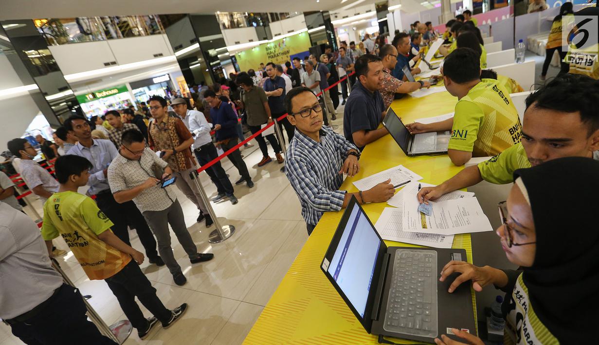 Warga mendaftar sebagai peserta BNI UI Half Marathon 2019 di FX Sudirman, Jakarta, Rabu (3/6/2019). Half Marathon akan diikuti 4.800 pelari dan memperlihatkan konsistensi UI untuk menyajikan kompetisi lari terbaik dalam tiga tahun terakhir. (Liputan6.com/Fery Pradolo)
