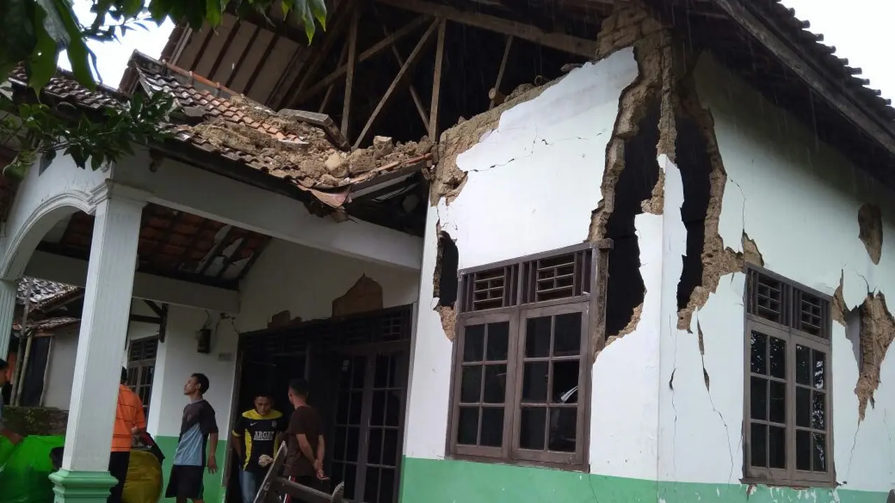 Rumah di Bogor rusak akibat gempa