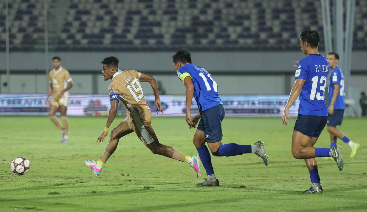 Pemain tengah Dewa United, Ricky Kambuaya (kiri) saat berlaga melawan Tainan City FC pada matchday kedua Grup E AFC Challange League 2025-2026 di Stadion Indomilk Arena, Tangerang, Banten, Rabu (29/10/2025) malam WIB. Pada menit ke-28, sundulan Alexis Messidoro menambah keunggulan Dewa United atas Tainan City. (Bola.com/M Iqbal Ichsan)