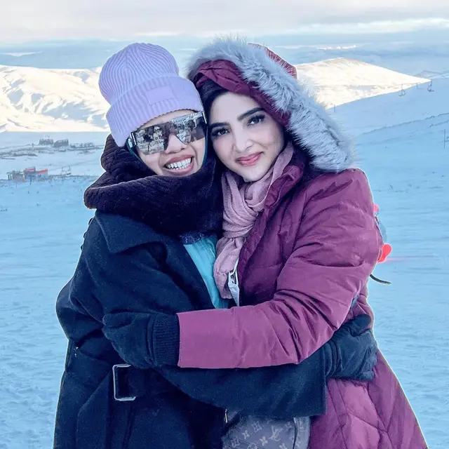 6 Potret Kompak Ibu dan Mertua Artis, Besan Rasa Sahabat