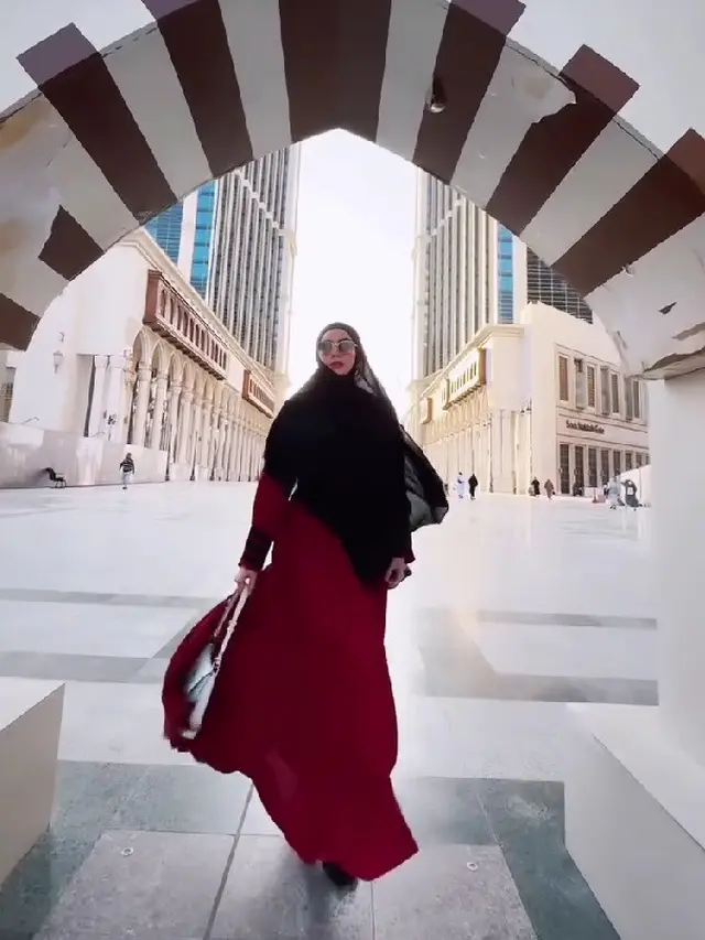 Menawan dengan Gamis dan Hijab Syari, Potret Aura Kasih yang Tampil Anggun saat Umrah Jadi Sorotan