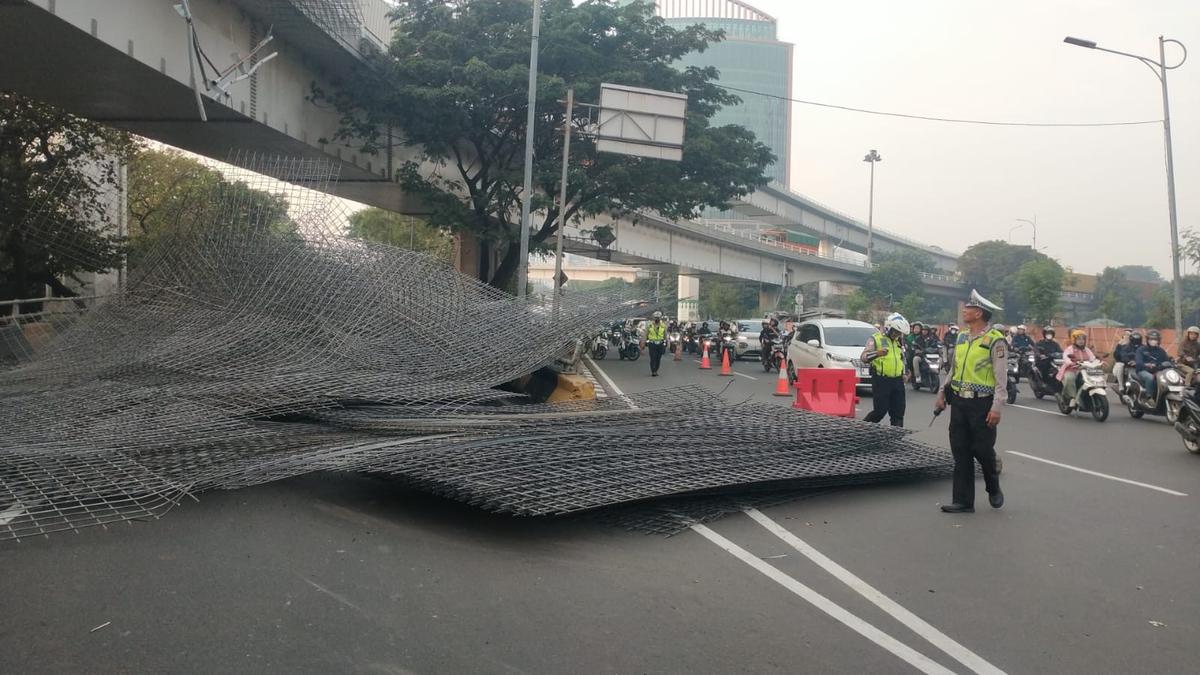 Muatan Truk Tumpah di Jakbar, Pengendara Diimbau Cari Jalur Alternatif