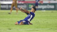 Roken Tampubolon mencetak gol untuk PSIM Yogyakarta di babak pertama extra time final Pegadaian Liga 2 2024/2025 yang berlangsung di Stadion Manahan, Solo, Rabu (26/2/2025). (Bola.com/Abdul Aziz)