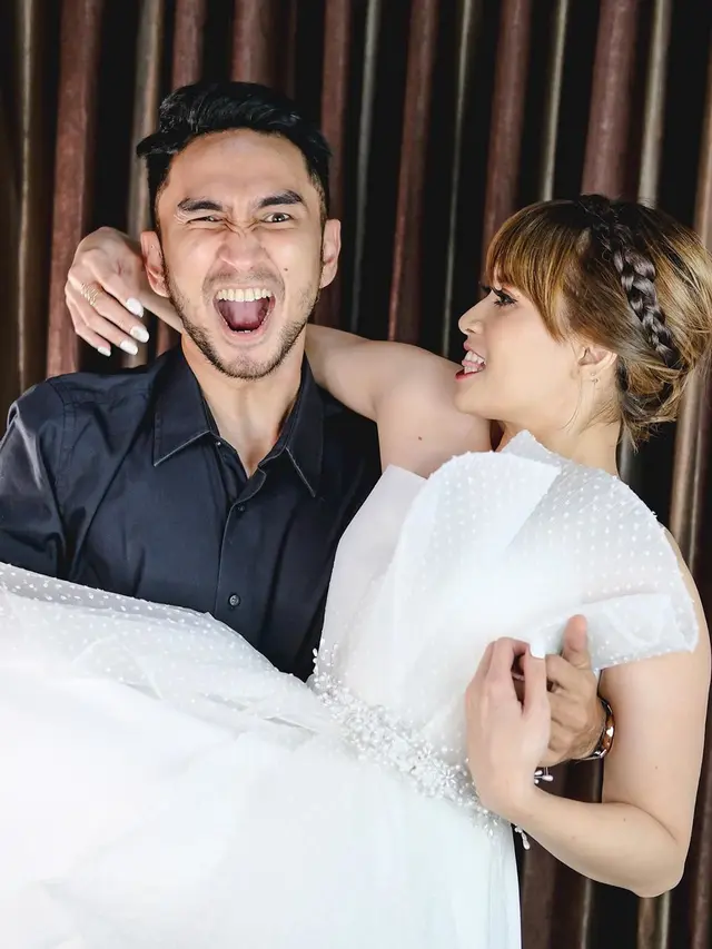 7 Pemotretan Chika Jessica dengan Eks Drummer Lyla Ini Jadi Sorotan