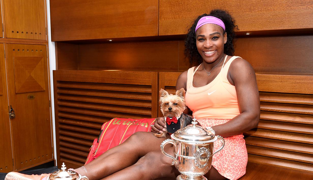 Serena Williams berpose dengan trofi Prancis Terbuka 2015. (AP Photo/CORINNE DUBREUIL)