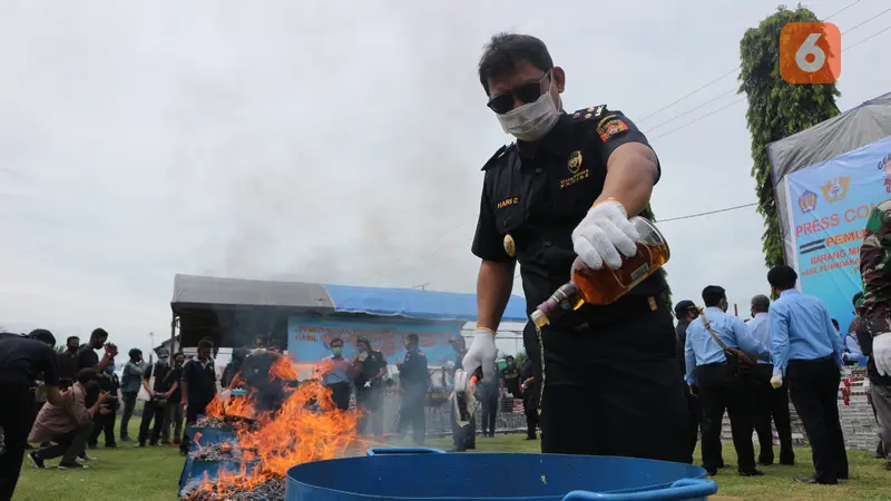 pemusnahan barang ilegal oleh bea cukai palu